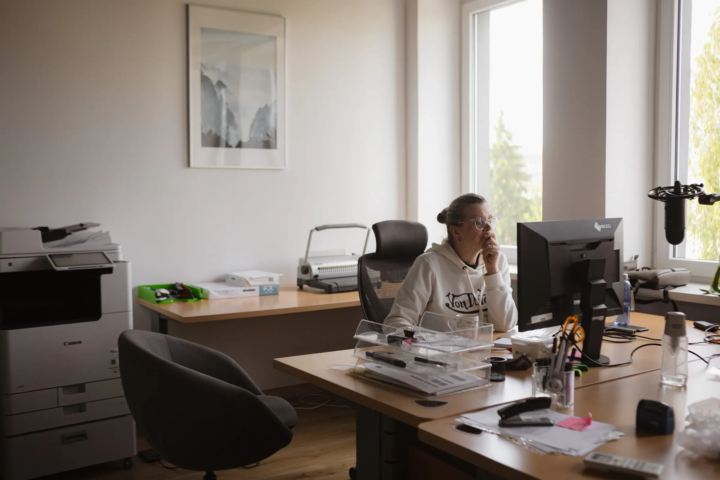 Anna works in an office.