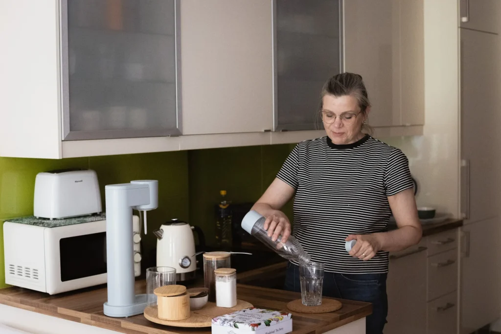 Аппарат для газирования воды на кухне Анны Скриган, который помогает сократить использование пластиковых бутылок